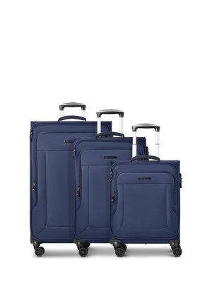 Tres maletas de tejido blando azul marino en tamaños pequeño, mediano y grande, con cuatro ruedas giratorias y asas retractiles.