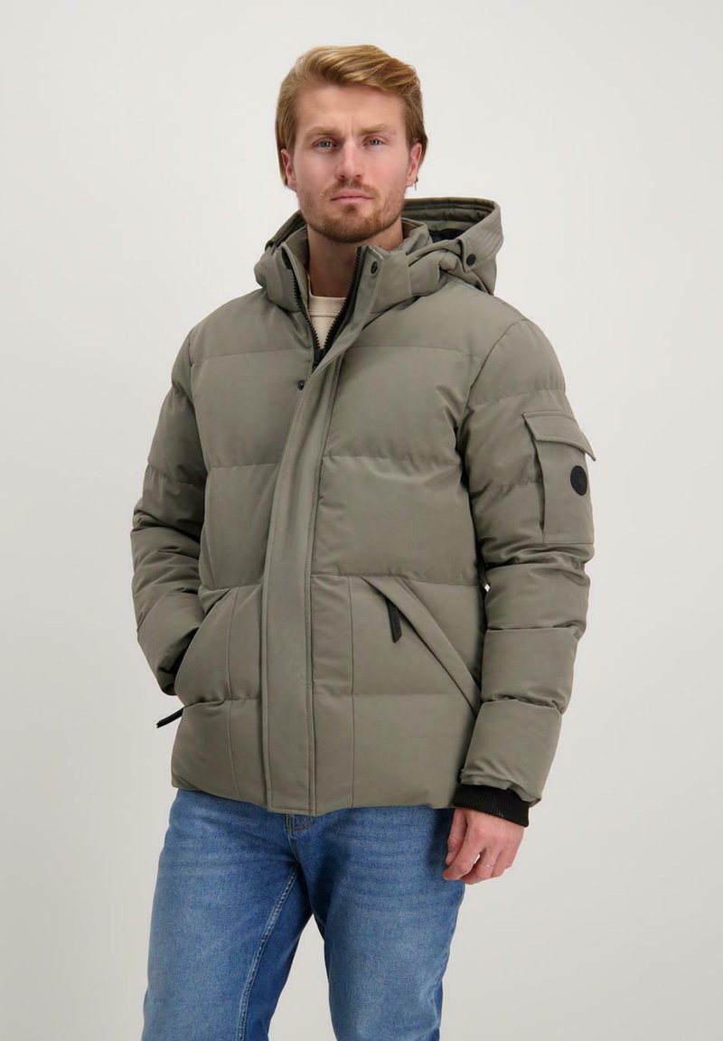 Opgevulde parka jas in olijfgroen met een ritssluiting, afneembare capuchon, zij- en borstzakken, en zwarte manchetten.