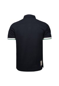 Polo shirt blu navy con colletto, maniche corte e strisce verdi e bianche, con un'etichetta sul bordo laterale.