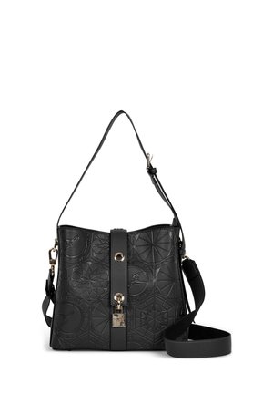 Schwarze Schultertasche aus strukturiertem Leder mit geprägten geometrischen Mustern, Vorderriemen mit Metallschnalle und Vorhängeschloss, verstellbarer Schulterriemen.