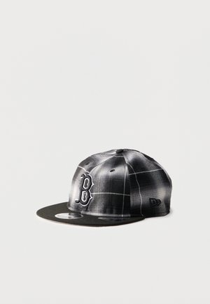 Sort og grå ternet snapback kasket med en flad sort kasketkant, der har et stiliseret "B" logo foran og New Era logo på siden.