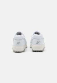 Weiße Sneakers mit einem Obermaterial aus glattem Leder und Mesh-Akzenten. Verfügt über eine strukturierte Gummisohle und ein graues Logo an der Ferse.
