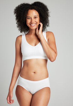 WeißesStretchstoff-Bralette mit V-Ausschnitt und breiten Trägern, kombiniert mit passenden hochgeschnittenen Slip. Glatte Textur mit körpernahem Design.