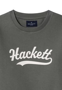 Camiseta verde oliva con un logotipo en letra cursiva blanca "Hackett" en el frente. Cuello redondo y puños acanalados. Textura de tela suave.