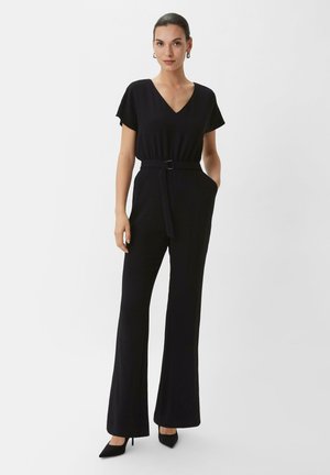 Schwarzer Jumpsuit mit V-Ausschnitt und kurzen Ärmeln, tailliert mit einem Gürtel. Weit geschnittene Beine, hergestellt aus glattem Stoff. Keine sichtbaren Muster oder Akzente.