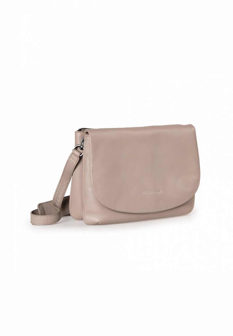 Beige Leder Umhängetasche mit glatter, matter Oberfläche. Verfügt über einen geschwungenen Klappenverschluss und einen abnehmbaren Trageriemen für vielseitiges Tragen.