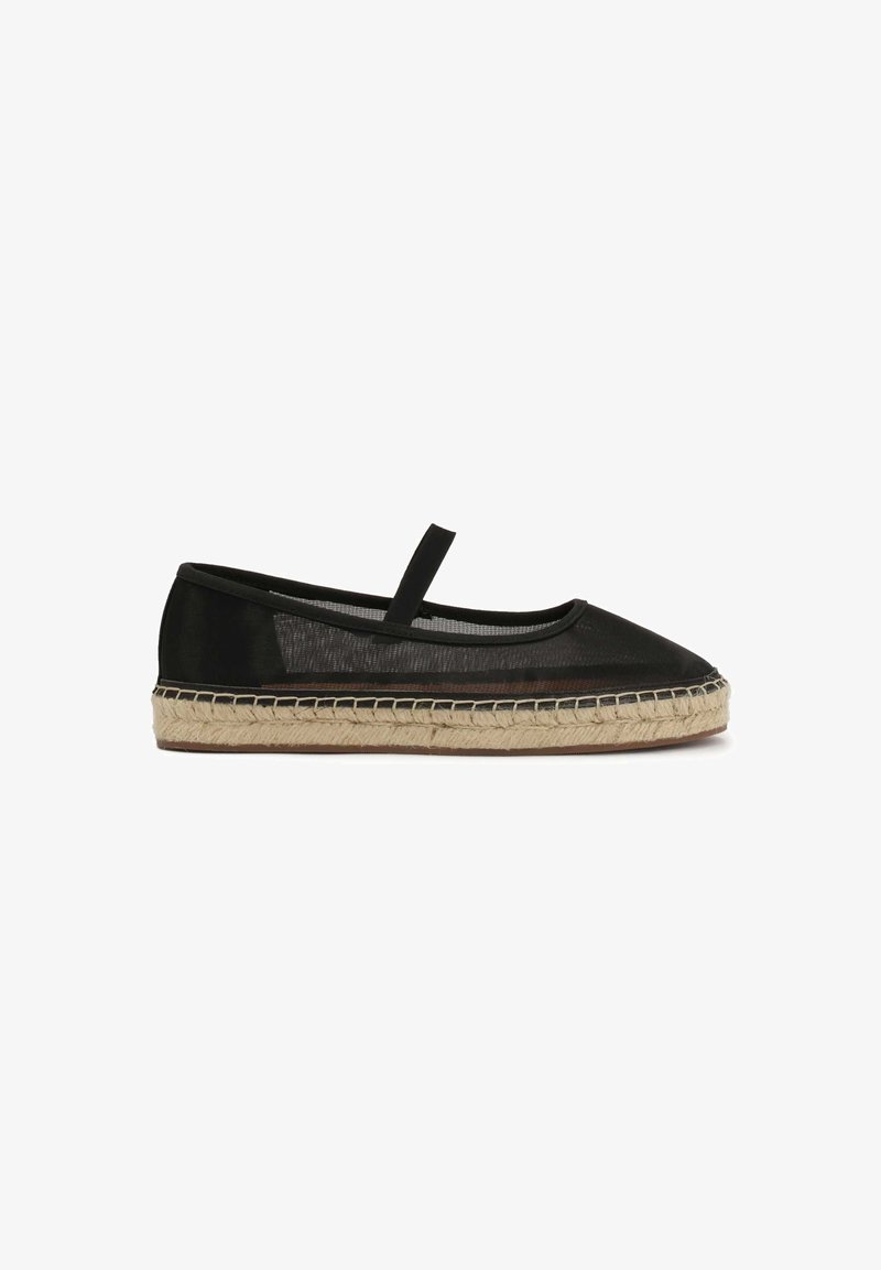 Ballerine noire en mesh avec une bride élastique unique et une semelle espadrille en jute tissée sur fond blanc.