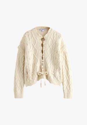 Strickpullover in Creme mit rundem Kragen, Knopfverschluss, Kabelmustern und gebundenem Zugband in der Taille. Weiche Textur.