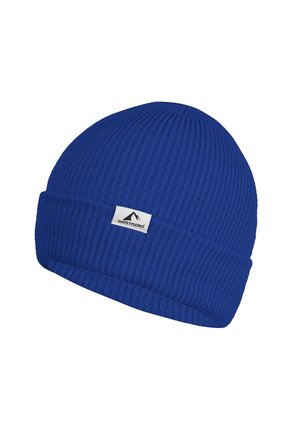 Blau gestrickte Mütze mit umgeschlagenem Bündchen und weißem rechteckigem Aufnäher mit der Aufschrift "Westfjord" und Berglogo.