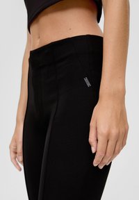 QS MIT BIESEN - Broek - schwarz