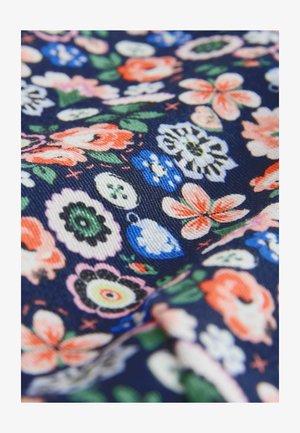 Granatowa tkanina o fakturowanej powierzchni z wielokolorowymi wzorami kwiatowymi w kolorach pomarańczowym, niebieskim, białym, zielonym i różowym rozproszonymi po całej powierzchni.