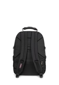 Czarny plecak z wyściełanymi, regulowanymi paskami, uchwytem na górze i gładką fakturą. Posiada kieszeń na zamek błyskawiczny oraz wzmocnione szwy.