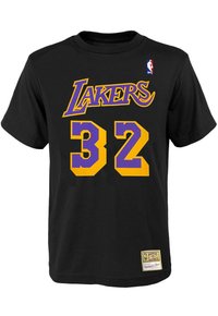 Camisa de algodón negra con la inscripción "LAKERS" en púrpura y "32" en amarillo, con el logo de la NBA en el hombro y una etiqueta en el dobladillo.