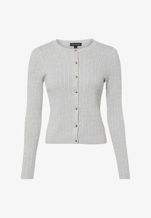 Lichtgrijze kabelgebreide cardigan met ronde hals, lange mouwen en zeven beige knopen aan de voorkant.
