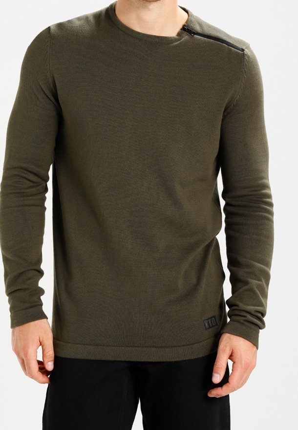 Maglione a maniche lunghe verde oliva in tessuto a coste. Presenta un dettaglio con zip sulla spalla e un'etichetta con logo sull'orlo.