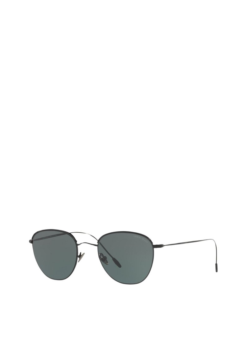 Occhiali da sole in stile black metal con lenti a forma di occhio di gatto, oscurate di grigio scuro, con aste sottili e naselli per una vestibilità sicura. Design minimalista e leggero.