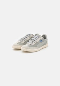 Szare sneakersy wykonane ze skóry i zamszu, z teksturowaną gumową podeszwą oraz niebieskimi akcentami logo po bokach i na języku.