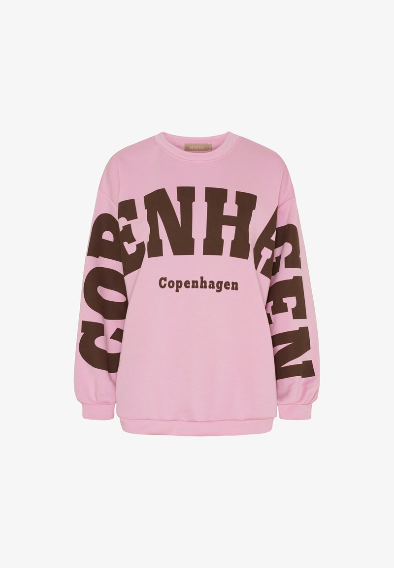 Pink sweatshirt med store, mørkebrune bogstaver, der staver "COPENHAGEN" hen over brystet og ærmerne, lille "Copenhagen" centreret nedenunder.