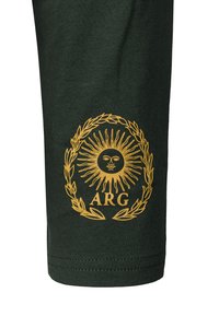 Tmavě zelený rukáv bavlněné košile s vyšitým zlatým motivem slunce s obličejem, obklopeného vavřínovým věncem a písmeny "ARG."