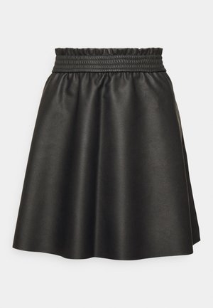 Mini-jupe trapèze en similicuir noir avec ceinture élastique froncée et texture lisse.