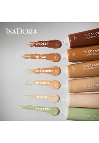 Pięć otwartych tub kremu CC w odcieniach 9N Deep, 7N Tan, 5N Medium, 3N Light, 1N Fair oraz jeden zielony korektor koloru oznaczony jako CC Green.