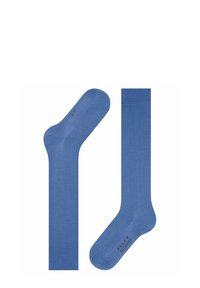 Due calzini blu distesi, che mostrano le diverse lunghezze; uno è alla caviglia e l'altro a metà polpaccio. Visibile il marchio "Falke".