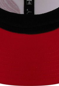 Roter Hut mit einem schwarzen strukturierten Schirm, verfügt über ein glattes Innenfutter und ein Logo-Tag in der Mitte. Das Design ist minimalistisch und verstellbar.