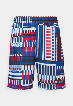 Bermudas deportivas coloridas con una mezcla de patrones geométricos en azul, rojo y negro. Fabricadas con un tejido ligero y cuentan con una cintura elástica.