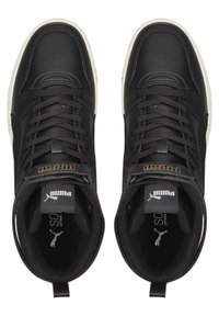 Svarta höga sneakers av läder med perforerade detaljer, platta snörningar, vadderad innerfoder och framträdande Puma-logotyp på tungan.