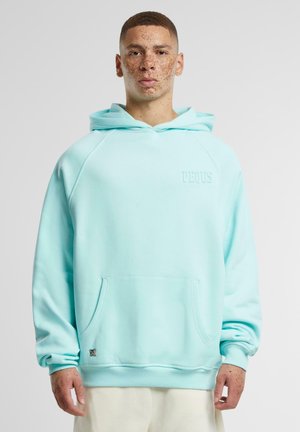 Helle blaue Kapuzenjacke aus weichem Stoff mit einer Kängurutasche, gerippten Bündchen und einem geprägten Logo auf der Brust.
