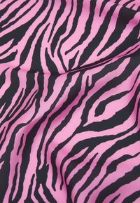 Tecido rosa e preto com padrão de riscas de zebra, com textura suave, apresentando dobras ondulantes e caimento suave.