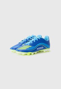 Scarpe da calcio blu con una finitura sintetica liscia, caratterizzate da accenti verdi, design con lacci e suola testurizzata con più tacchetti.
