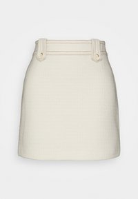 Kremowa mini spódnica wykonana z teksturowanej tkaniny, z szerokim pasem w talii, ozdobiona dwoma guzikami oraz przeszyciami wzdłuż brzegów.