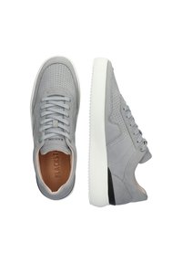 Sneaker in suede grigia con dettagli perforati, suola in gomma bianca, lacci piatti e un accento nero a contrasto sul tallone.