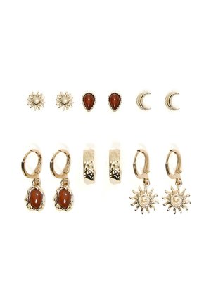 Seks par ørestikker og øreringe i guldfarvet metal med motiver som sol, dråbe, halvmåne og teksturerede guldfarvede hoops på en hvid baggrund.