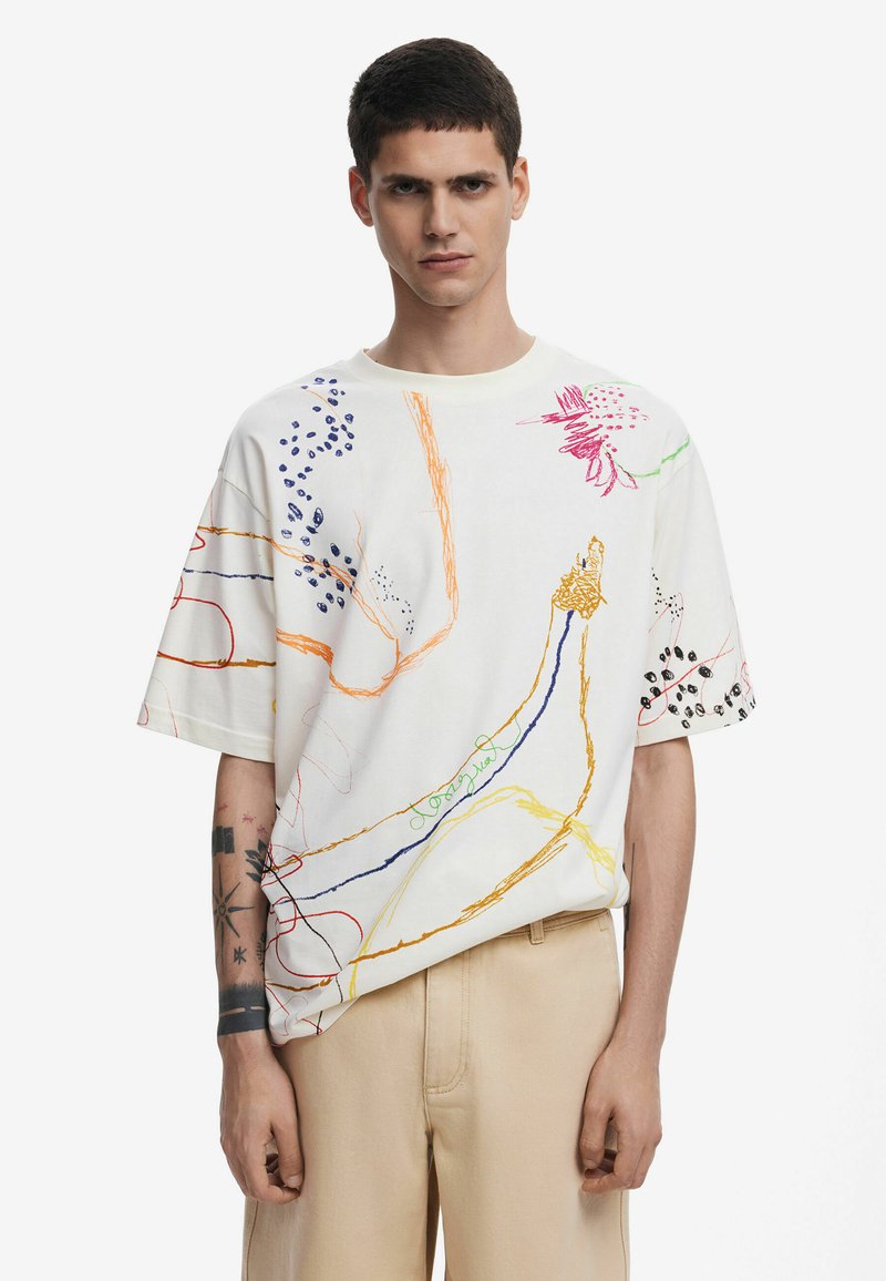 T-shirt bianca in cotone con ricami multicolori in diversi motivi, tra cui righe e design floreali, con maniche corte e vestibilità comoda.