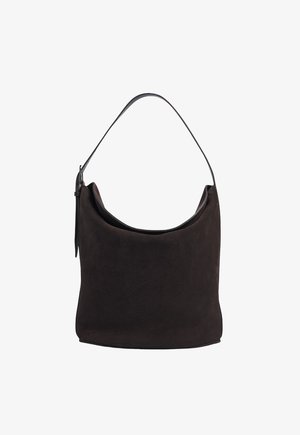 Tumma ruskea mokkahobo-laukku, jossa on yksi nahkainen olkahihna ja solkikoriste yhdellä sivulla, esitetty valkoista taustaa vasten.