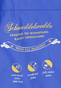 Niebieska wodoodporna tkanina z żółtym tekstem, zawierająca szczegóły na temat właściwości wodoodpornych i wiatroszczelnych oraz w pełni uszczelnionych szwów. Odporność na wodę 3000 mm.