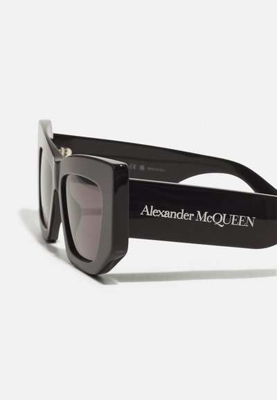 Occhiali da sole neri oversize con una finitura lucida, lenti squadrate e montatura audace. Presenta il marchio "Alexander McQueen" in argento sulla asta.