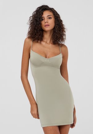 Abito aderente in un tessuto verde oliva chiaro, con spalline sottili regolabili e un design liscio e senza cuciture.