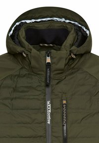 Olivegrüne Steppjacke mit Reißverschluss vorne, verstellbarem Kapuzen und Futter aus kontrastierendem Material. Mit schwarzen Reißverschlüssen und Logo-Akzenten.