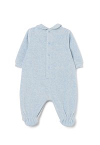 Jumpsuit azul para bebé con mangas largas, cuello, cierre de botones en la parte delantera y puños fruncidos en los tobillos. Material suave y texturizado con un patrón sutil.