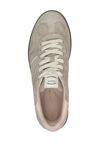 Sneaker in suede grigio chiaro con lacci bianchi, accenti rosa, collarino imbottito e suola in gomma testurizzata. L'etichetta riporta "+together."