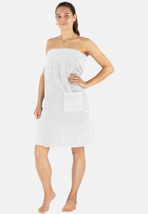 Weißes Baumwollhandtuchkleid mit geradem Schnitt, trägerlosem Design und einer Fronttasche. Weiche Textur mit einer Schlaufenverarbeitung.
