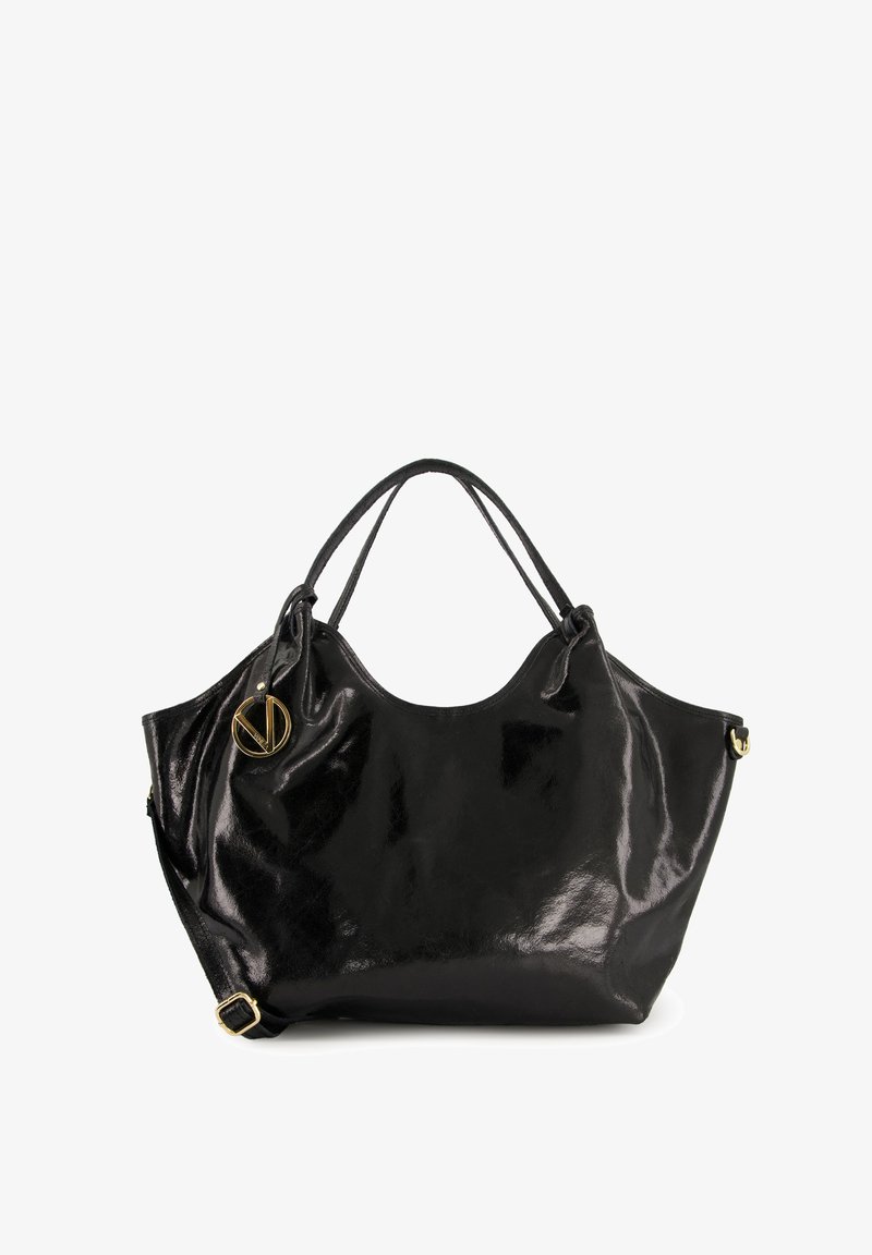 Sort læder tote taske med en blank finish, der har to skulderstropper, en rund guldmetal logo detalje og en rummelig form.