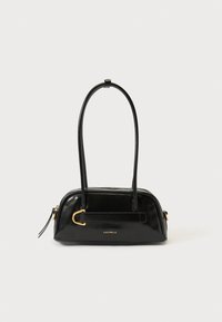 Bolso de cuero negro con forma redondeada, dos asas y detalles en hardware dorado. Incluye cierre con cremallera y detalle de marca en el frente.