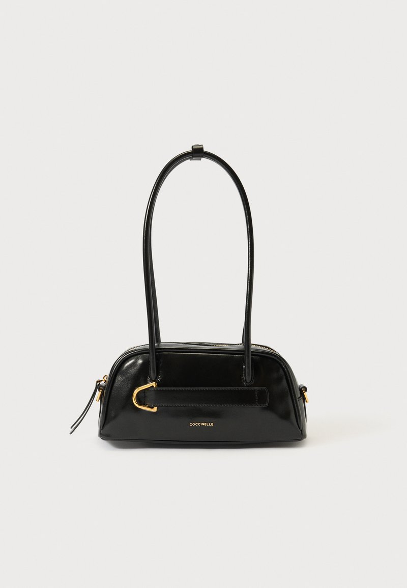 Bolso de cuero negro con forma redondeada, dos asas y detalles en hardware dorado. Incluye cierre con cremallera y detalle de marca en el frente.