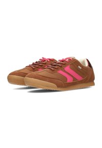 Sneakers in suede marrone con dettagli rosa, tomaia texture e suola in gomma. Presentano lacci a contrasto e branding sul lato.