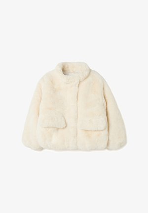 Faux-Fur-Jacke in Creme mit rundem Kragen, zwei vorderen Taschen und einer weichen Textur. Sie verfügt über einen kastigen Schnitt und keine sichtbaren Verschlüsse.
