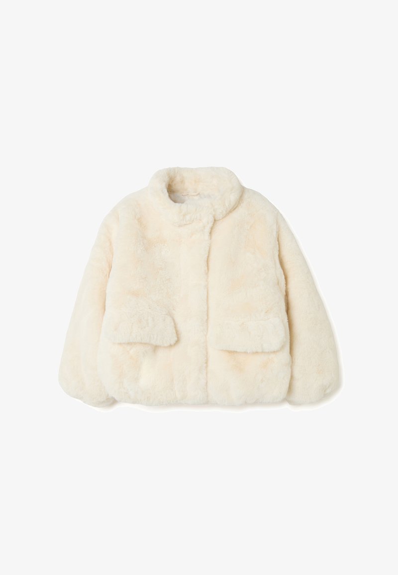 Chaqueta de pelo sintético en color crema con un cuello redondeado, dos bolsillos frontales y una textura suave. Presenta un corte cuadrado y sin cierres visibles.
